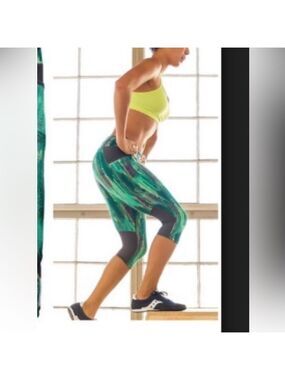 ATHLETA Arrow Be Free Knicker Catalina Green Crops Yoga Pant Size SM great cond!